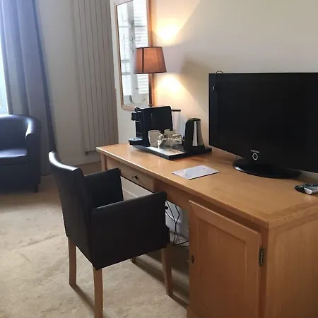 Hotel Saint-laurent, The Originals Relais Montfort-lʼAmaury