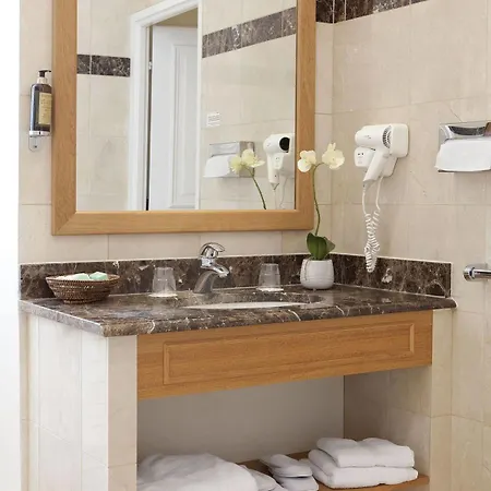Hotel Saint-laurent, The Originals Relais Montfort-l'Amaury