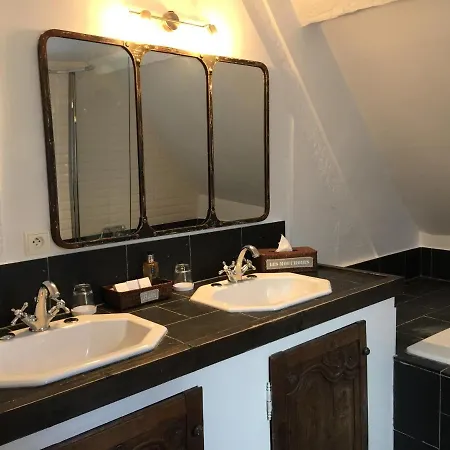 Hotel Saint-laurent, The Originals Relais Montfort-lʼAmaury